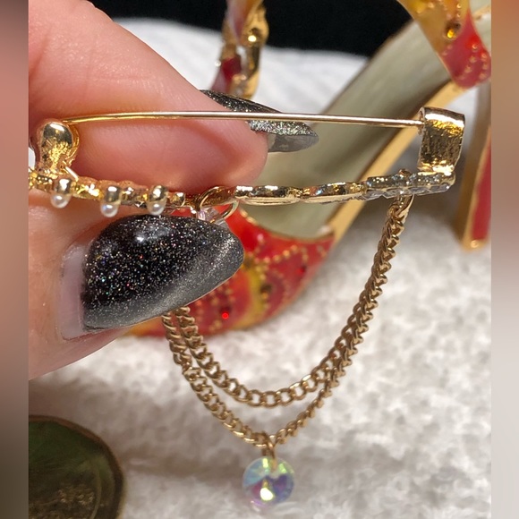 Pretty gold and rhinestone QUEEN brooch/pin - Picture 6 of 10